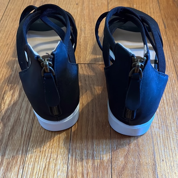 Black platform sandals super comfy with elastic bands - Picture 2 of 4